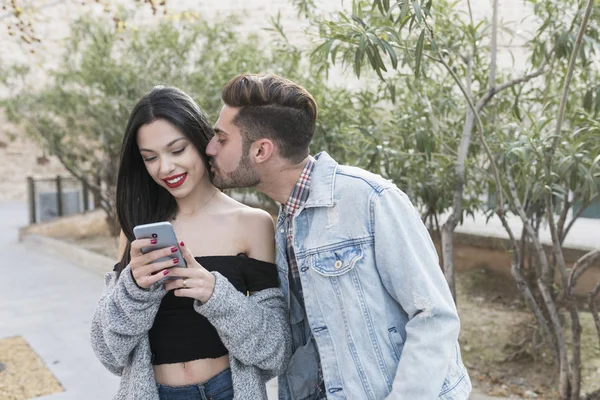 Mann Verführt Frau Während Sie Der Stadt Auf Das Telefon — Stockfoto