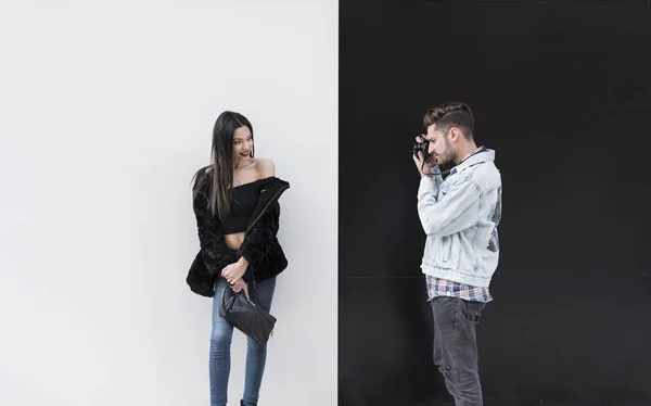 Junger Mann Fotografiert Frau Auf Schwarzem Hintergrund Und Sie Auf — Stockfoto