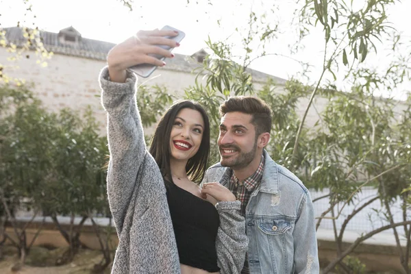 Junges Paar Macht Selfie Sonnigen Garten — Stockfoto