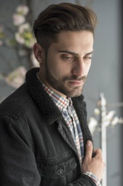 Pencereye yakın yakışıklı adam portresi