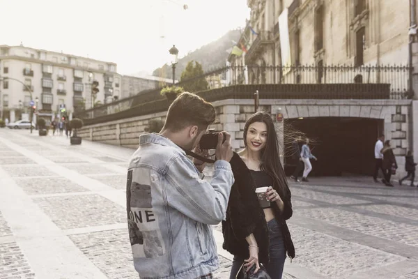 Jeune Homme Prend Une Photo Son Ami Grilfriend Plein Air — Photo