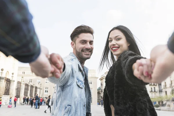 Ein Paar Hält Fotografen Die Hand — Stockfoto