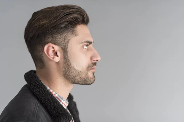 Gri arka planda genç moda adamı profil görüntüsü