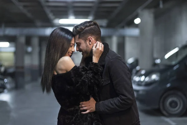 Jovem Casal Estacionamento Com Estilo Urbano — Fotografia de Stock