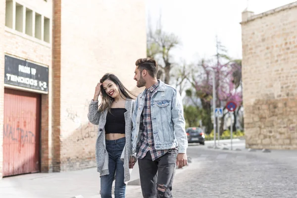 Paar Läuft Auf Der Straße — Stockfoto