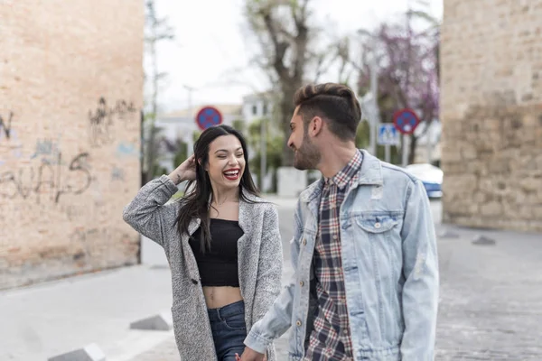 Junges Paar Auf Der Straße Lächelt Und Lacht — Stockfoto