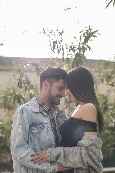 Jovem Casal Feliz Sorrindo Ligação Parque Cidade Livre — Fotografia de Stock