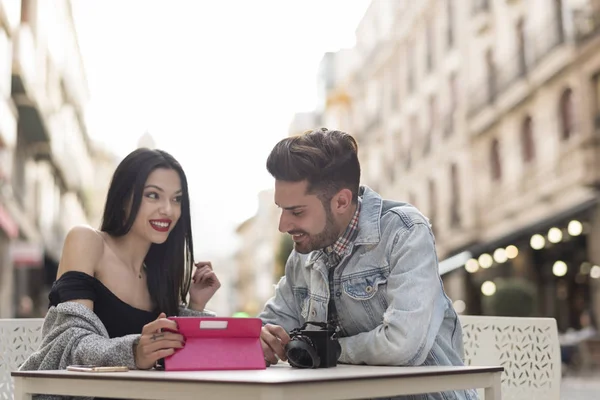 Junges Paar Bewertet Fotografie Digitalem Tablet Während Drinks Auf Der — Stockfoto