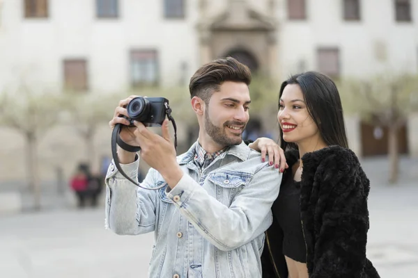 Giovane Coppia Scattare Foto Città All Aperto Viaggio Europeo — Foto Stock