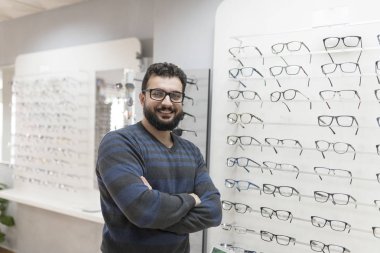 Sakallı 40s adam seçimi ve lensler satın alma