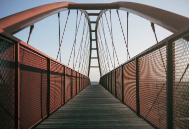 Yaya kırmızı köprü