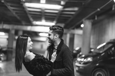 Park halindeki aşıklar eğleniyor ve kucaklaşıyor