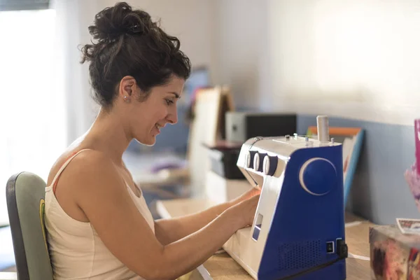 Mooie Brunette Vrouw Naaien Machine Thuis Zijaanzicht — Stockfoto