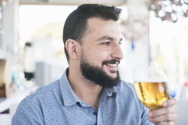 restoranda bira içen adam