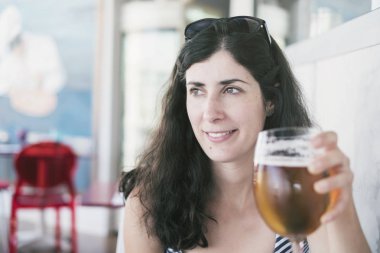 güzellik kadın restoranda bir fincan bira içme