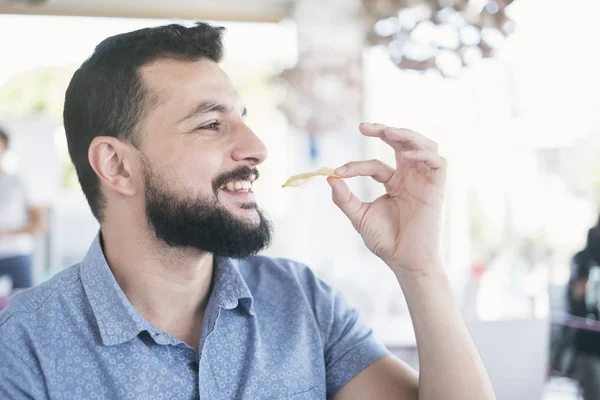 Homem no restaurante comer batatas fritas — Fotografia de Stock