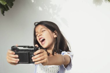 küçük kız aynasız kamera üzerinde selfie alıyor