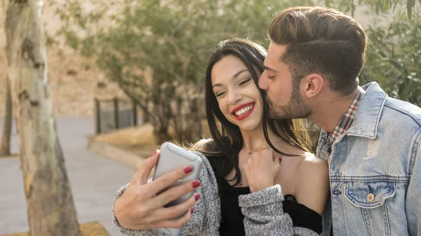 Casal Tomando Selfie Enquanto Caminha Parque Cidade — Fotografia de Stock