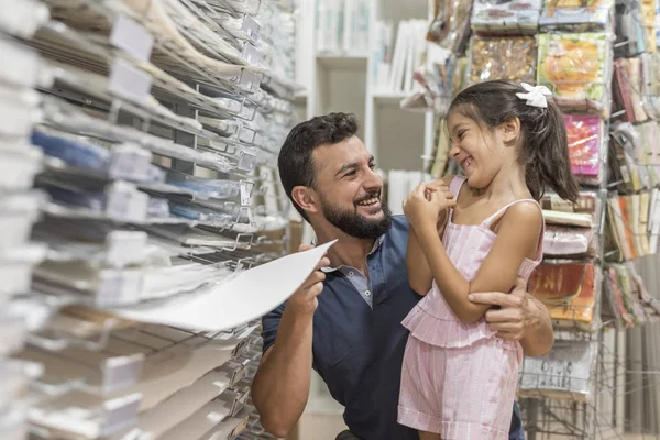 baba ve kızı ev ödevi hazırlama ve okula geri