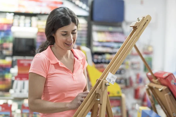 Woman looking in store an easel smiling — Stock Photo, Image