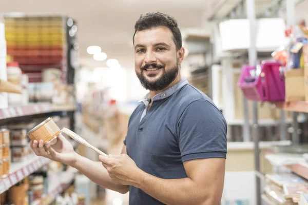 sakallı adam süpermarket ve el sanatları mağazasında boya satın alma