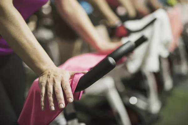 Onherkenbaar mensen trainen spinnen — Stockfoto