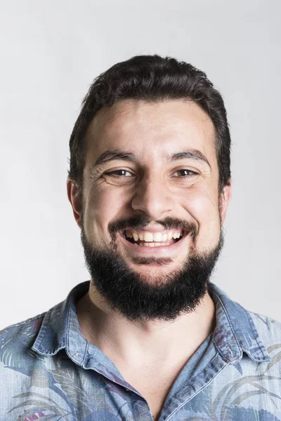 Barbudo sorridente homem retrato de perto — Fotografia de Stock