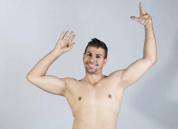 Jovem sem camisa estúdio tiro retrato — Fotografia de Stock