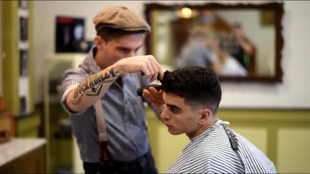Barber shop, man cuts person hair — Stock Video