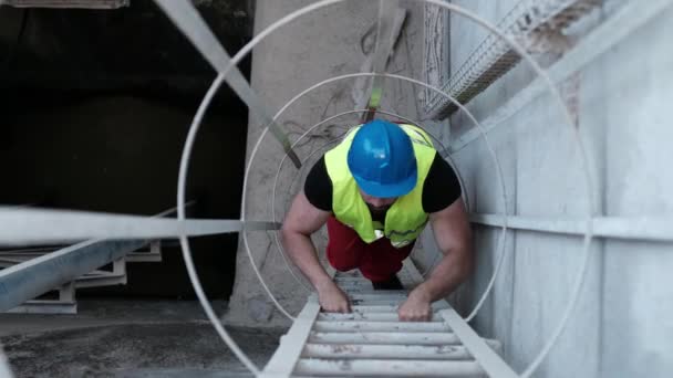 Homem Capacete Subindo Escada Trabalhador Fábrica Vídeo — Vídeo de Stock