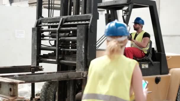 Mujer Trabajador Instruyendo Conductor Cargador Mecánico Trabajadores Fábrica Cascos Video — Vídeo de stock