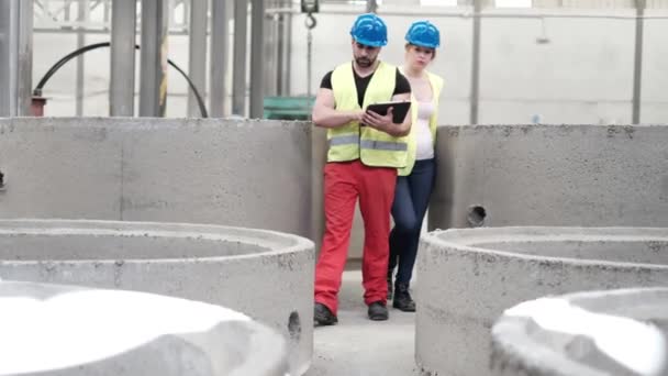 Mann Mit Tablet Weist Schwangere Arbeiterin Fabrikarbeiter Helmen Video — Stockvideo