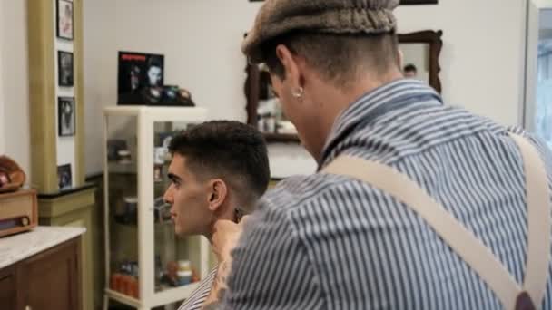 Barbier, homme coupe les cheveux de la personne — Video