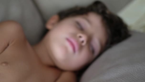 Mignon Petit Garçon Dormir Maison Vidéo — Video