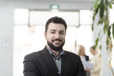 Ofiste kamera yada çekici sakallı işadamı