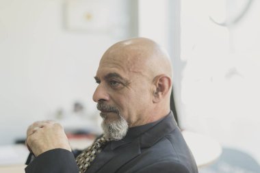 Olgun kıdemli adam patron ofiste düşünme