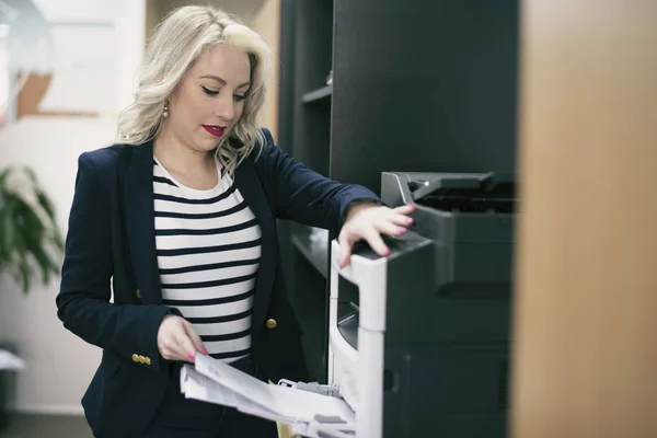 Kvinna i flera saker samtidigt fax skrivare arbeta med papper — Stockfoto