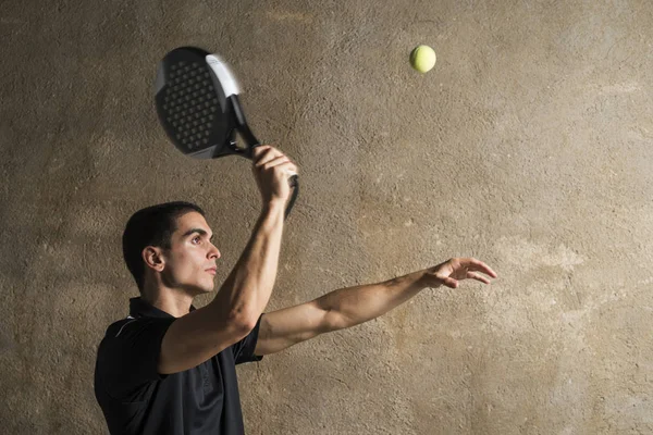 Paddle Tennis Player Playing Concrete Wall — ストック写真