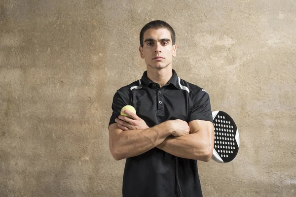 Paddel Tennisspieler Spielt Auf Betonwand — Stockfoto