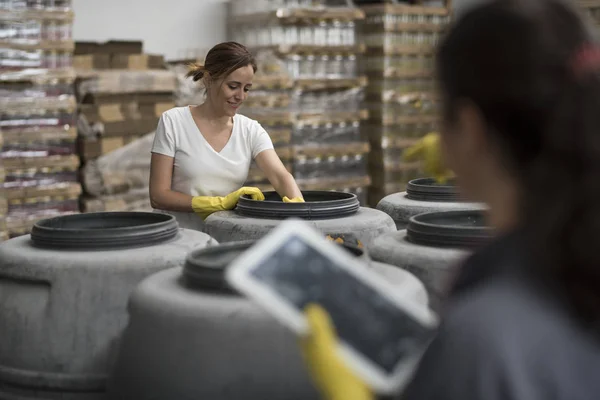 Tableta Aspecto Femenino Fábrica Almacén Aceitunas Que Controla Fermentación Frutas — Foto de Stock