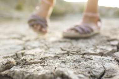 Kurak bir göl, kuraklıktan sonra yağmur yağmadığı için sıcak bir yaz. Ayak detayı.