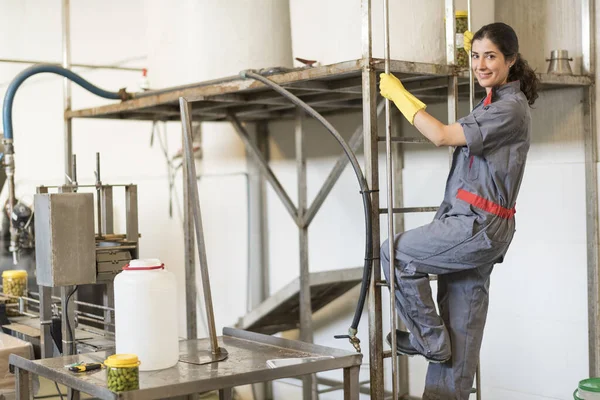 Sonriendo Mirando Cámara Mujer Subiendo Escaleras Fábrica Aceitunas — Foto de Stock