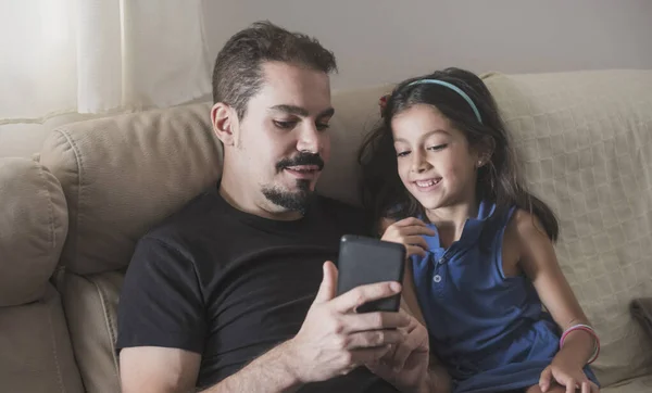 Baba oğul ve kız evde akıllı telefon.