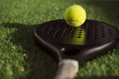 Tenis raketi ve top sahanın sahasında, natürmortta, topa odaklan