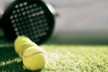 Tenis raketi ve top sahanın sahasında, natürmortta, topa odaklan