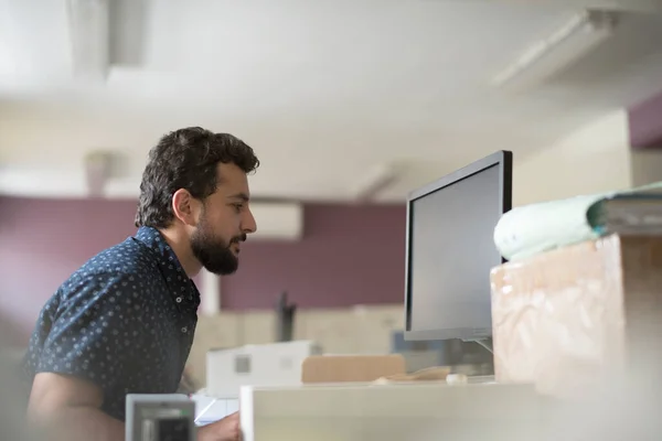 Man Skifte Kontor Granskar Dokumentation Och Arbetar Vid Datorn — Stockfoto