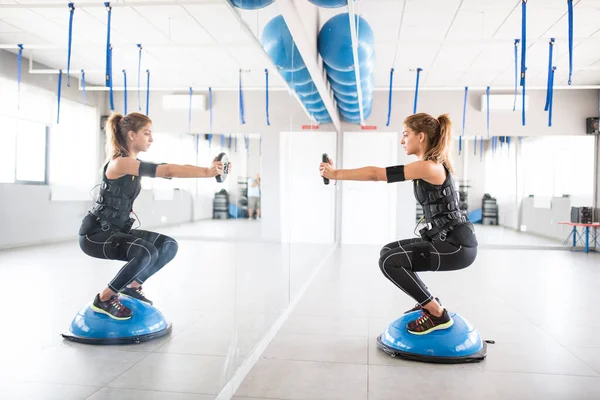 Entrenamiento Mujer Con Electro Estimulador —  Fotos de Stock