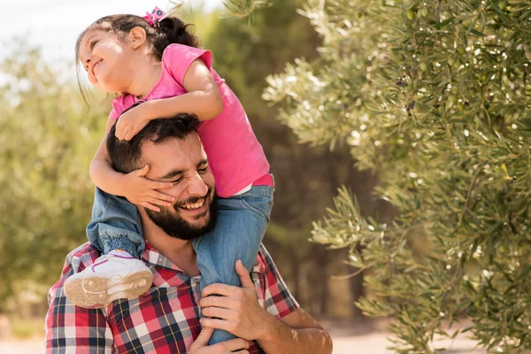 Vater Und Tochter Spielen Neben Einem Olivenbaum — Stockfoto