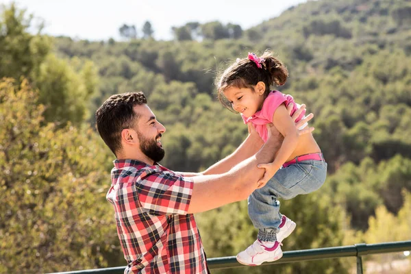 Bärtiger Vater Hebt Kleines Mädchen Aus Dem Aussichtspunkt Eines Waldes — Stockfoto