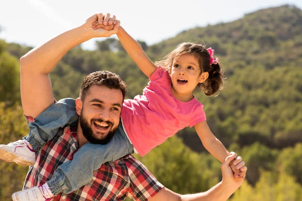 Vater Spielt Mit Tochter Der Nähe Von Olivenbaum — Stockfoto